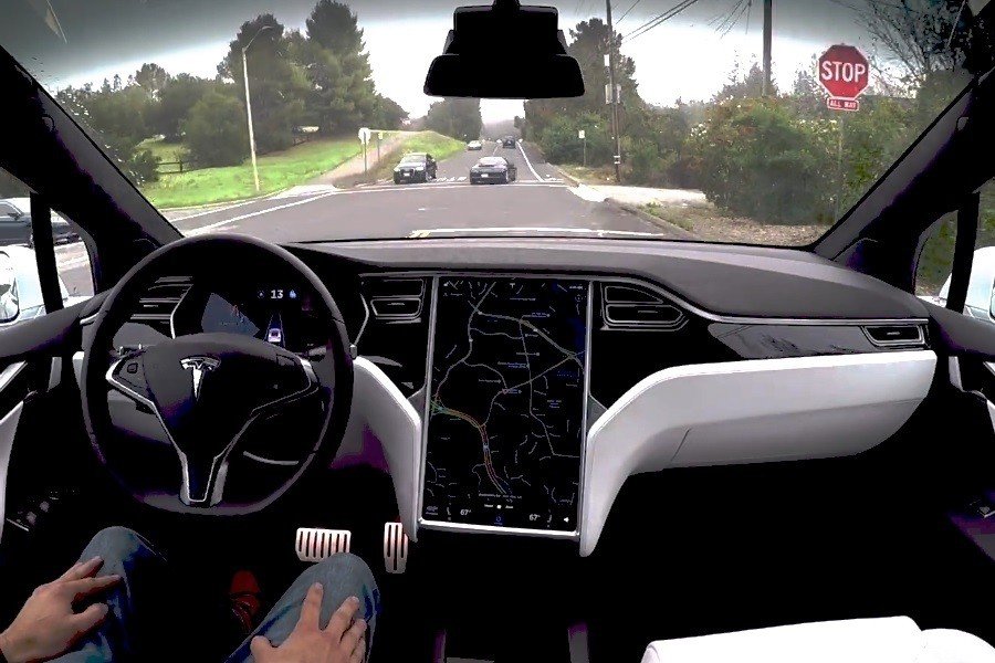 Tesla önvezető autó