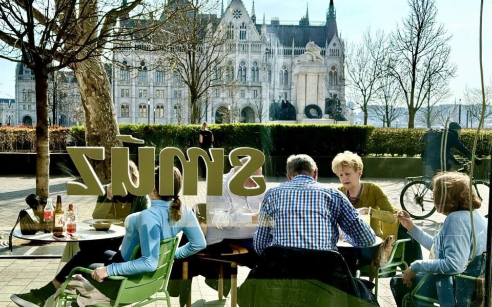Speciality kávézó a Parlament tövében, a Duna-parton