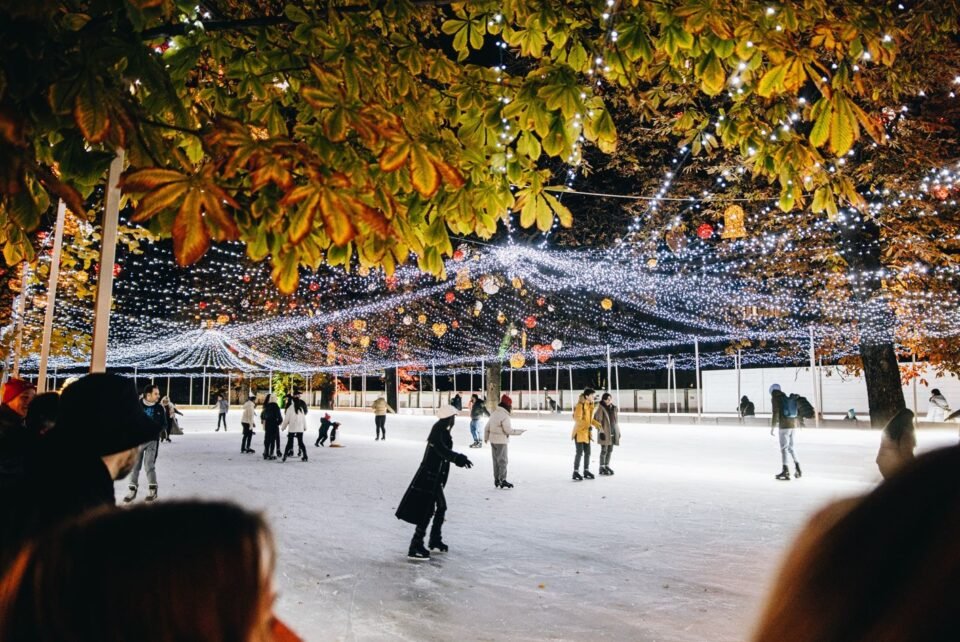 November 15-től jégpályával vár Budapesten a Városháza Téli Élménypark!